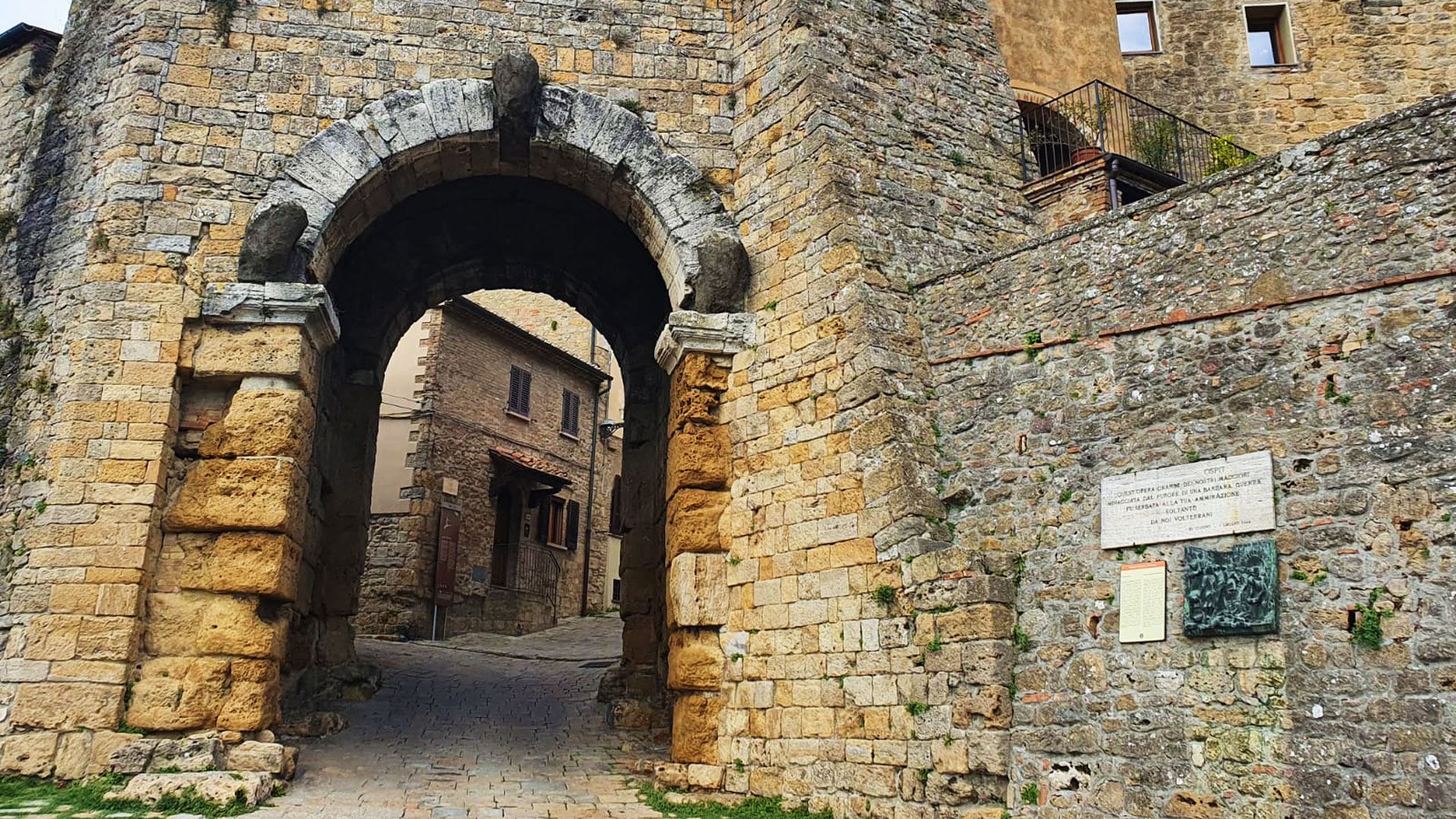 Porta all'Arco - Etruscan gateway